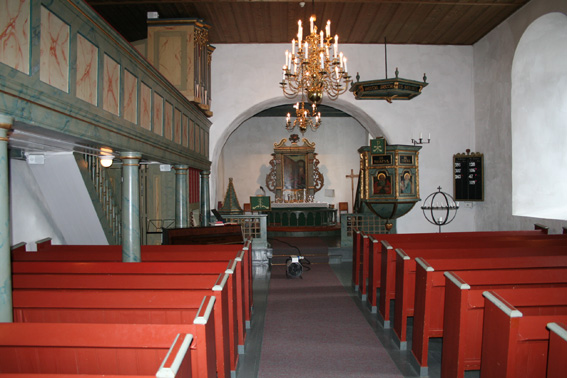 Fil:Skiptvet kirke kirkerommet sett fra bakdør.jpg