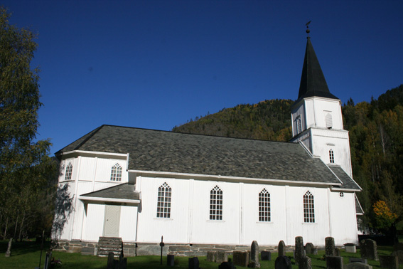 Fil:Skjønne kirke Fasade 4.jpg