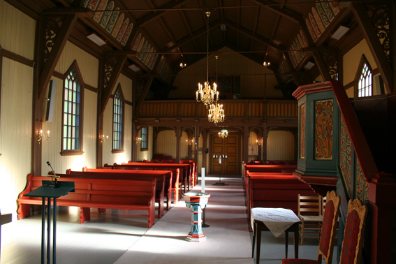 Fil:Skjønne kirke Kirkerommet bakre.jpg