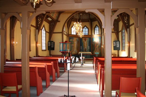 Fil:Skjønne kirke Kirkerommet fremre.jpg