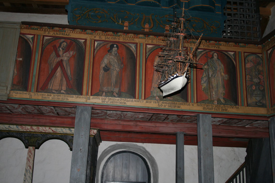 Fil:Skoger gamle kirke Gallerirekkverk2.jpg