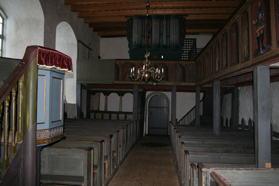 Fil:Skoger gamle kirke Kirkerommet bakre.jpg