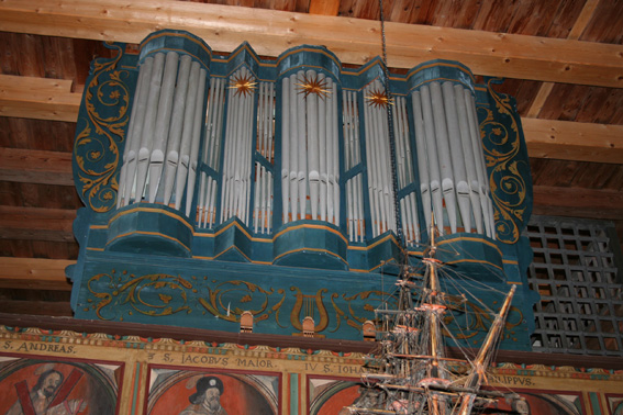 Fil:Skoger gamle kirke Orgelet1.jpg