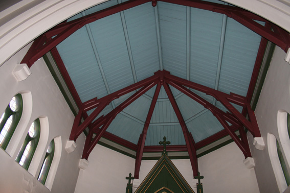 Fil:Skoger kirke Himlinger over kor.jpg