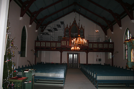 Fil:Skoger kirke Kirkerommet bakre.jpg