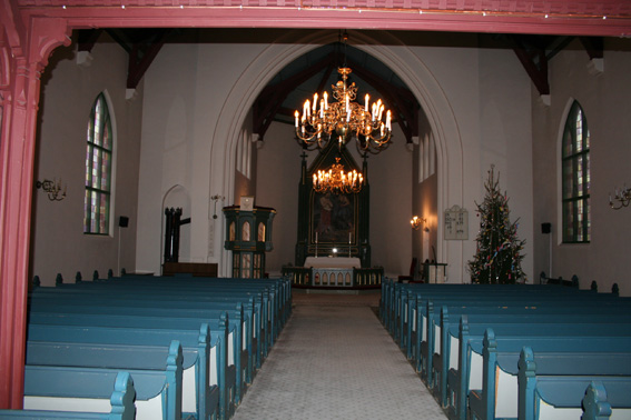 Fil:Skoger kirke Kirkerommet fremre.jpg