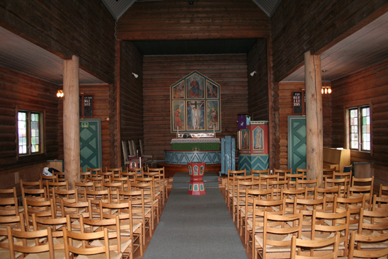 Fil:Skoklefall kirke Kirkerommet sett fra bakdør.jpg