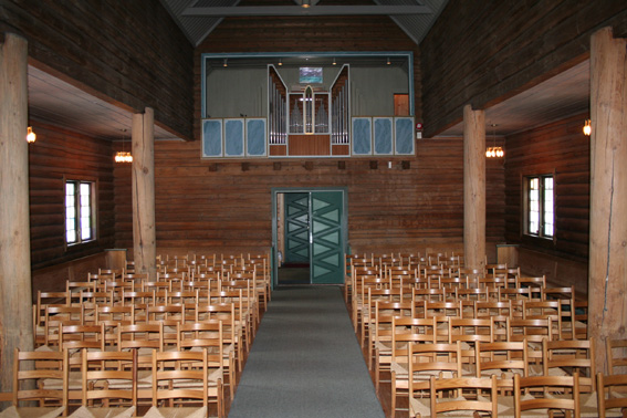 Fil:Skoklefall kirke Kirkerommet sett fra kor.jpg