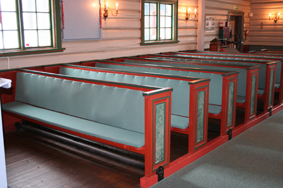 Fil:Skrukkelia kapell Benkene 1.jpg