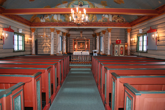 Fil:Skrukkelia kapell Kirkerommet sett fra bakdør.jpg