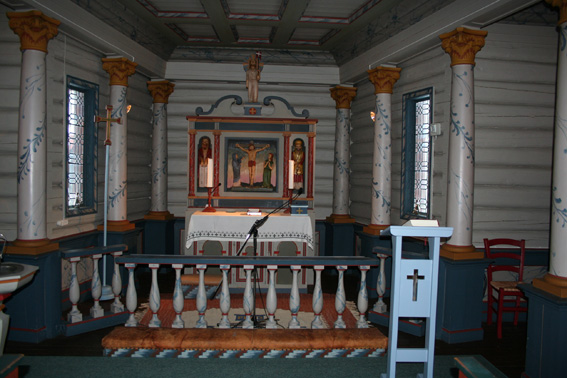 Fil:Skrukkelia kapell Koret med alterparti.jpg