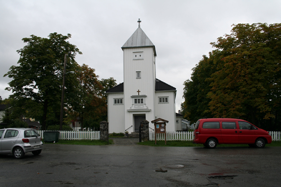 Fil:Slemmestad kirke Avstandsbilde.jpg