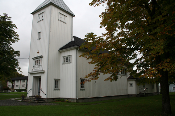 Fil:Slemmestad kirke Fasade 1.jpg