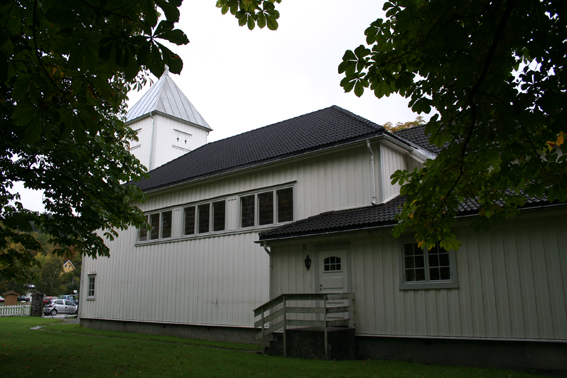 Fil:Slemmestad kirke Fasade 2.jpg
