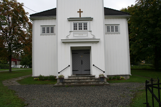 Fil:Slemmestad kirke Hovedinngan.jpg