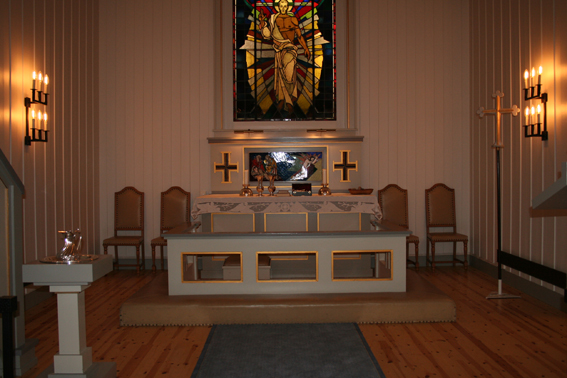 Fil:Slemmestad kirke Koret med alterparti.jpg