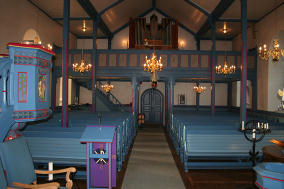 Fil:Spjærøy kirke Kirkerommet bakre.jpg