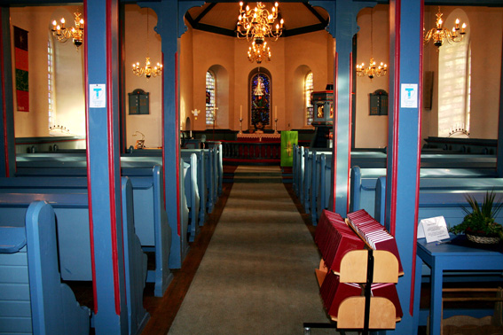 Fil:Spjærøy kirke Kirkerommet fremre.jpg