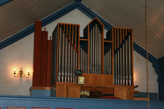 Fil:Spjærøy kirke Orgelet 2.jpg