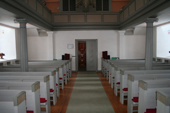 Fil:Spydeberg kirke Kirkerommet sett fra kor.jpg