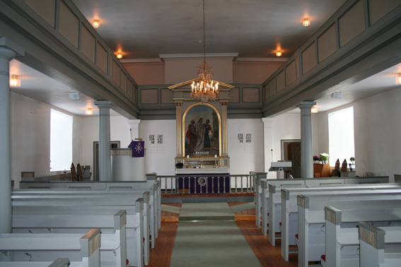 Fil:Spydeberg kirke kirkerommet sett fra bakdør.jpg