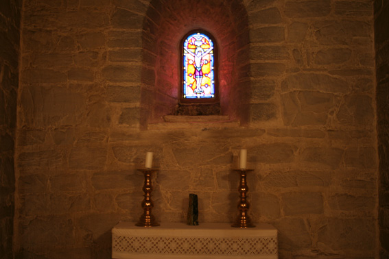 Fil:Stødle kyrkje, Etne Alterparti indre.jpg