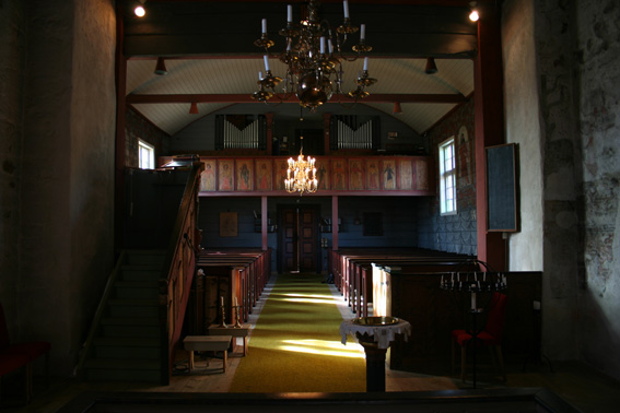 Fil:Stødle kyrkje, Etne Kirkerom bakre.jpg