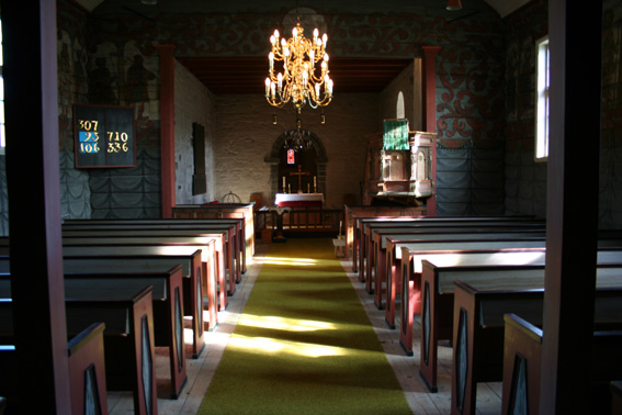 Fil:Stødle kyrkje, Etne Kirkerom fremre.jpg