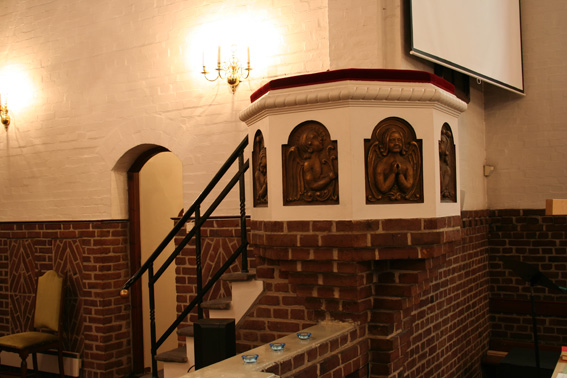 Fil:St. Jakob kirke, Bergen Prekestol 2.jpg