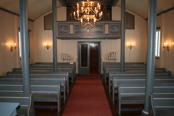 Fil:Stensgård kirke Kirkerommet sett fra kor.jpg