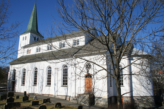 Fil:Stord kyrkje Fasade 3.jpg