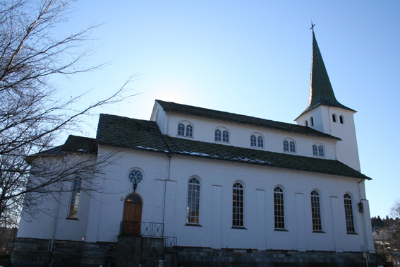 Fil:Stord kyrkje Fasade 4.jpg