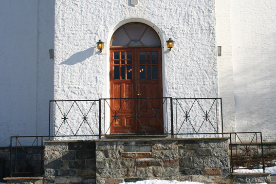 Fil:Stord kyrkje Hovedinngang.jpg