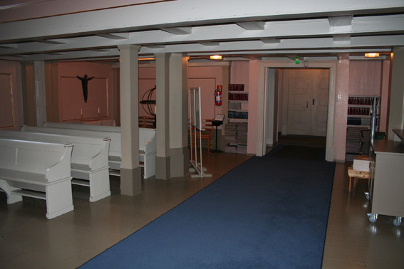 Fil:Strømsø kirke Parti under galleri.jpg