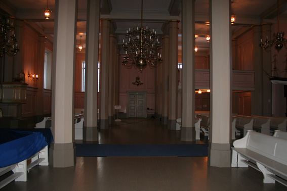 Fil:Strømsø kirke Skip syd.jpg