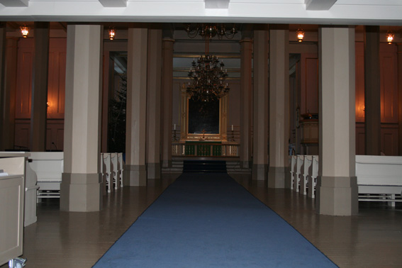 Fil:Strømsø kirke kirkerommet fremre.jpg