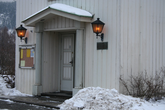 Fil:Strømsgodset kirke Hovedinngang.jpg