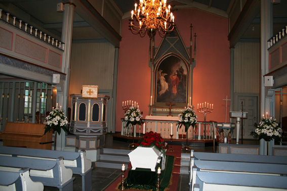 Fil:Strømsgodset kirke Kirkerommet fremre.jpg