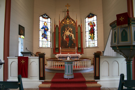 Fil:Strandvik kyrkje Alterparti.jpg