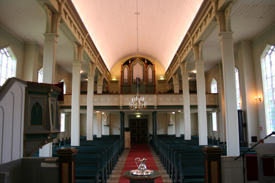 Fil:Strandvik kyrkje Kirkerom bakre.jpg