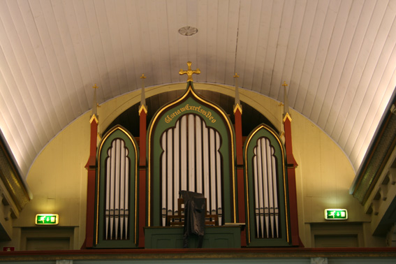 Fil:Strandvik kyrkje Orgel 2.jpg