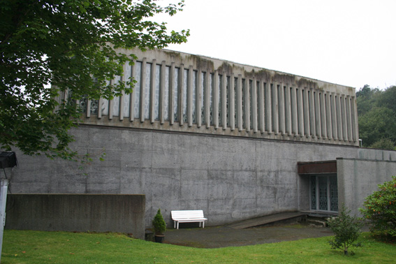 Fil:Strusshamn kirke, Askøy Fasade 2.jpg