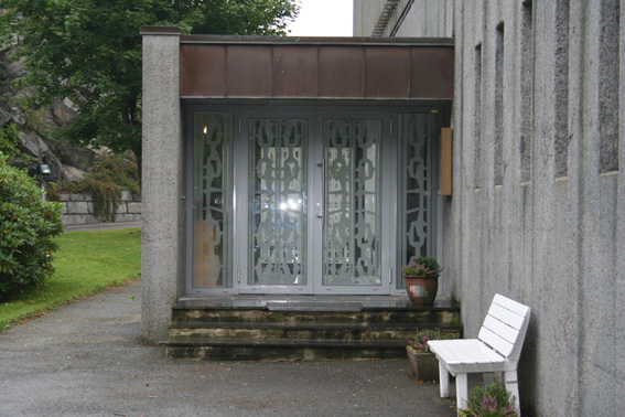 Fil:Strusshamn kirke, Askøy Hovedinngang.jpg