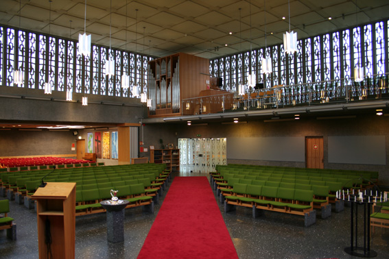 Fil:Strusshamn kirke, Askøy Kirkerom bakre.jpg