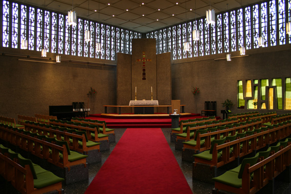 Fil:Strusshamn kirke, Askøy Kirkerom fremre.jpg