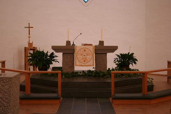 Fil:Sund kyrkje, Klokkarvik Alterparti.jpg