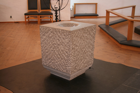 Fil:Sund kyrkje, Klokkarvik Døpefont 1.jpg