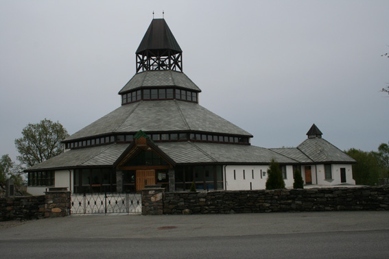Fil:Sund kyrkje, Klokkarvik Fasade 1.jpg