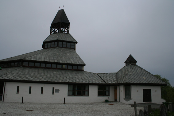 Fil:Sund kyrkje, Klokkarvik Fasade 2.jpg