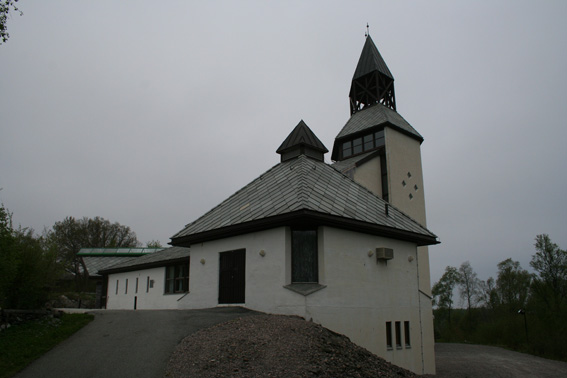 Fil:Sund kyrkje, Klokkarvik Fasade 3.jpg